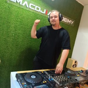 DJ kariyerine ilk adımı MAC DJ Academy ile at.